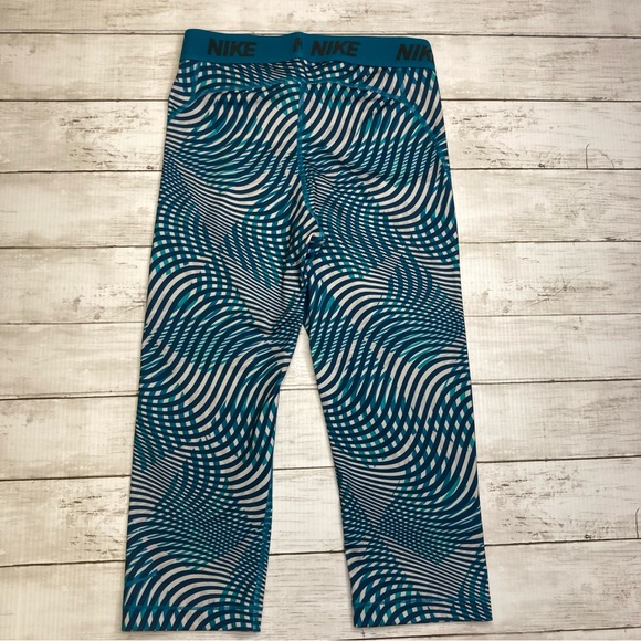 Nike Abstract Print Capri Legging Size Medium - Picture 2 of 8